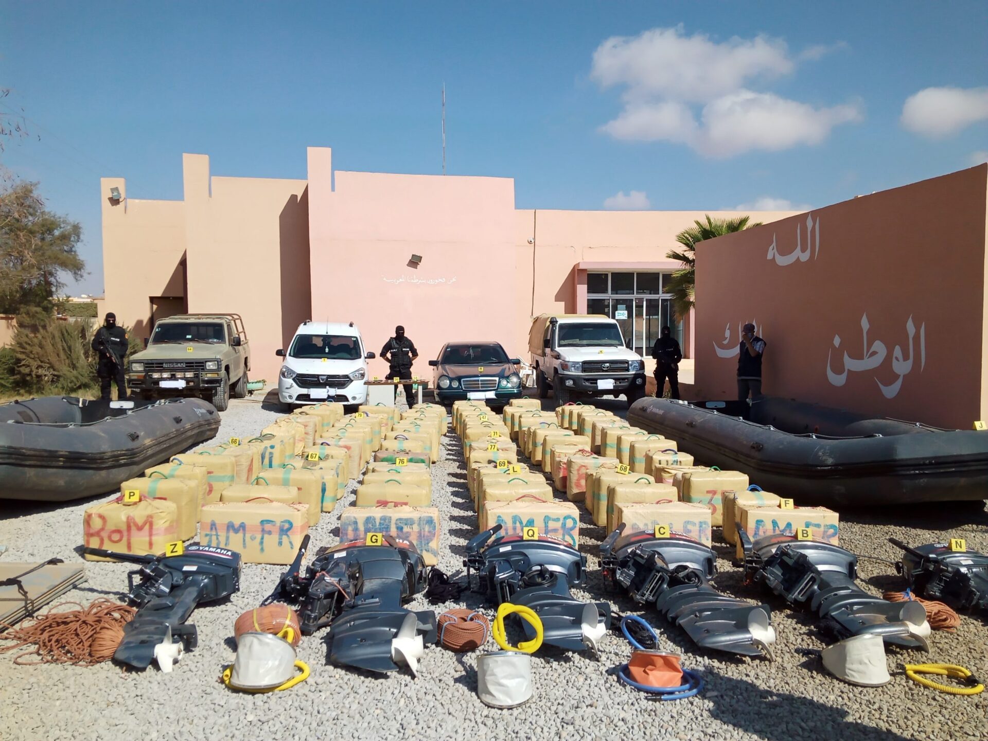 بفضل معلومات الديستي.. إحباط محاولة تهريب ثلاثة أطنان و219 كيلوغراما من مخدر الشيرا وتوقيف خمسة أشخاص بكلميم (صور) 1 كلميم 1