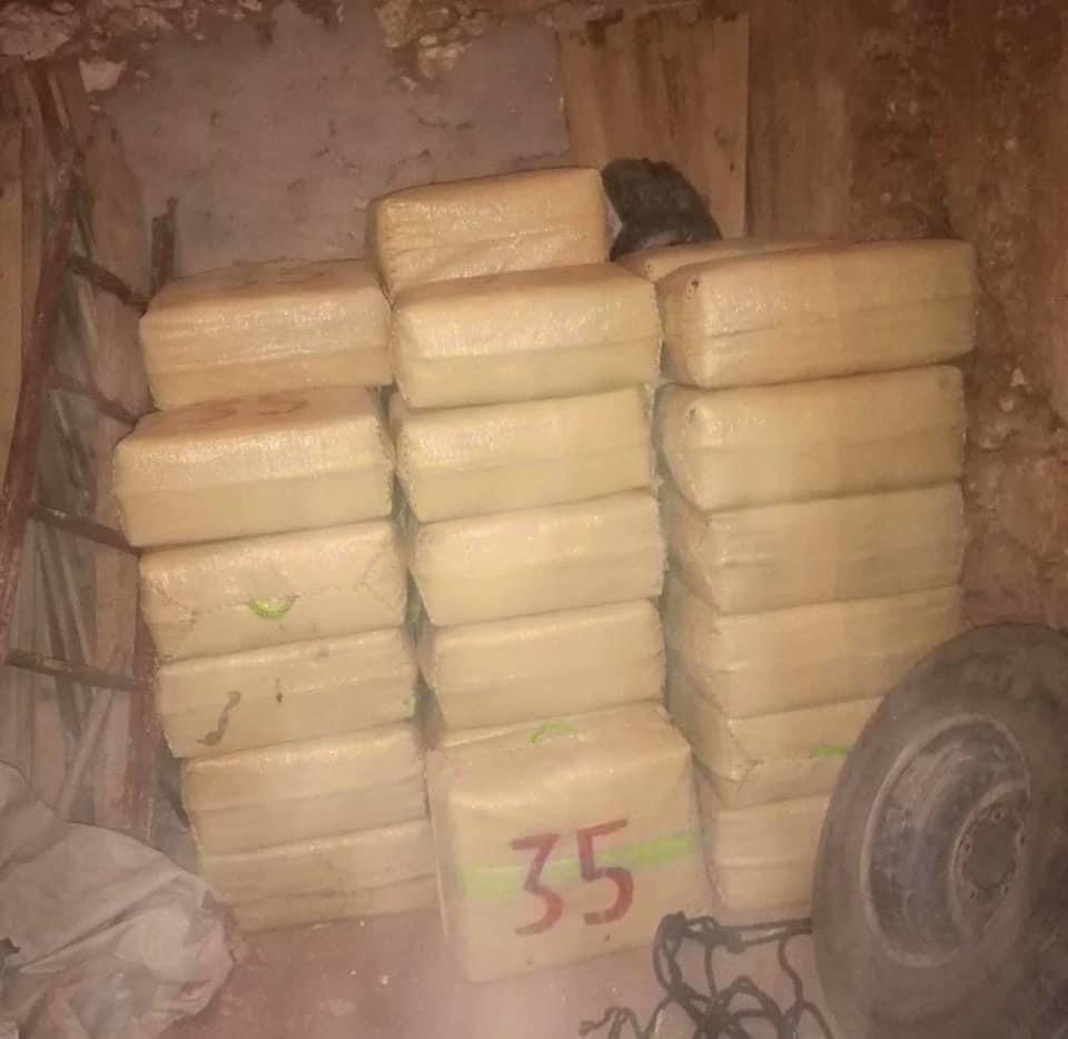 بفضل معلومات الديستي.. إحباط محاولة تهريب ثلاثة أطنان و219 كيلوغراما من مخدر الشيرا وتوقيف خمسة أشخاص بكلميم (صور) بفضل معلومات الديستي.. إحباط محاولة تهريب ثلاثة أطنان و219 كيلوغراما من مخدر الشيرا وتوقيف خمسة أشخاص بكلميم (صور)