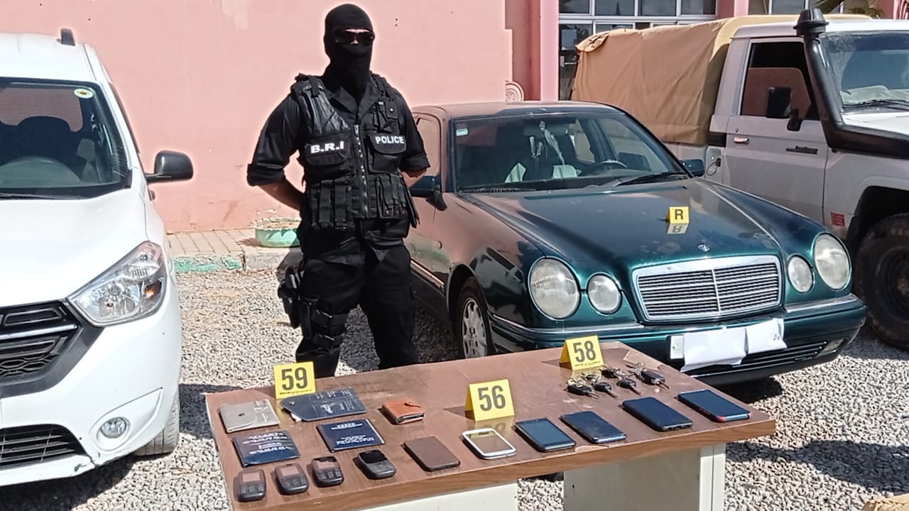 بفضل معلومات الديستي.. إحباط محاولة تهريب ثلاثة أطنان و219 كيلوغراما من مخدر الشيرا وتوقيف خمسة أشخاص بكلميم (صور) بفضل معلومات الديستي.. إحباط محاولة تهريب ثلاثة أطنان و219 كيلوغراما من مخدر الشيرا وتوقيف خمسة أشخاص بكلميم (صور)