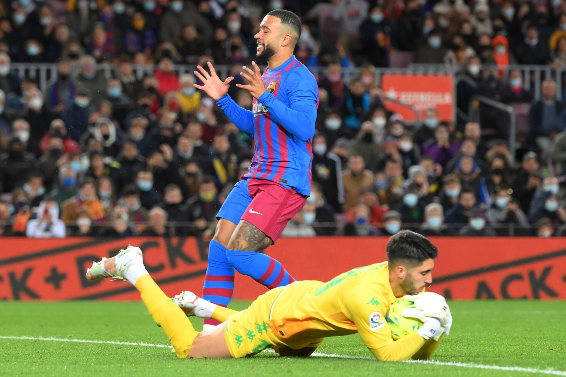بطولة إسبانيا لكرة القدم (الدورة ال16): ريال بيتيس يلحق بتشافي هزيمته الاولى مع برشلونة 1 FFx3LveXMAE2p08 scaled
