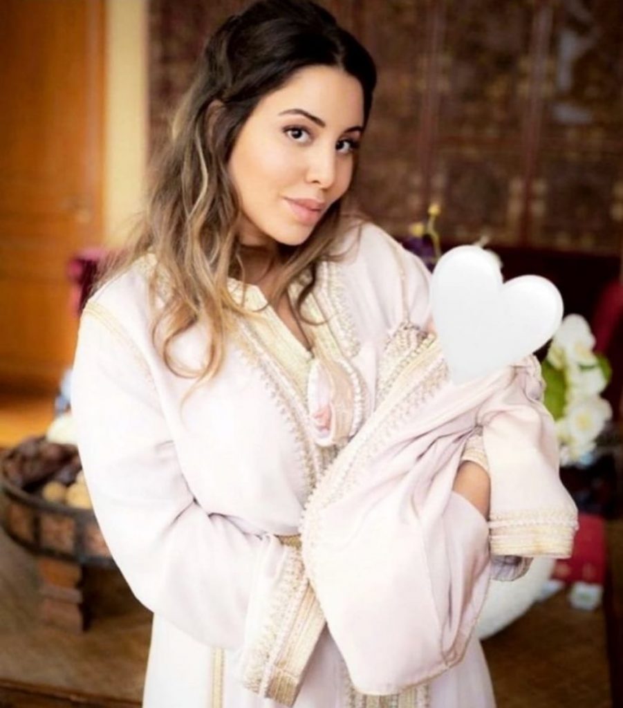 بالصورة.. بهجة وفرح داخل العائلة الملكية بعد أن رزقت الأميرة للا نهيلة بمولودتها الأولى بالصورة.. بهجة وفرح داخل العائلة الملكية بعد أن رزقت الأميرة للا نهيلة بمولودتها الأولى