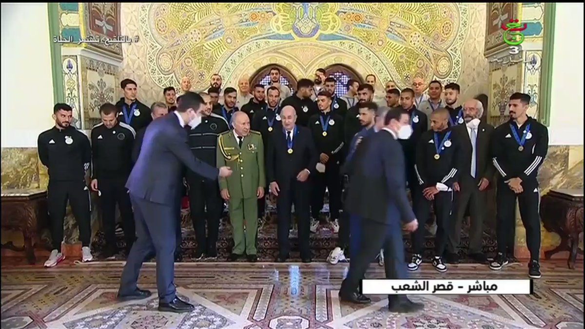 رواد مواقع التواصل الاجتماعي بالجزائر يسخرون من جريدة تابعة لنظام الكابرانات مُطبلة لإنجاز كأس العرب 1 تبون mp4 image