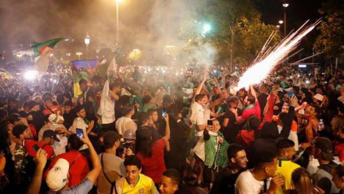 بباريس.. تحرير 378 محضراً ضد مشجعي فريق كرة القدم الجزائري لانتهاكهم النظام العام 1 جماهير الجزائر