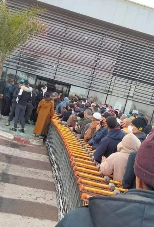 يحدث في بلاد القوة الإقليمية.. طوابير طويلة ومشاحنات بين الجزائريين للحصول على قارورة زيت المائدة (فيديو/صورة) يحدث في بلاد القوة الإقليمية.. طوابير طويلة ومشاحنات بين الجزائريين للحصول على قارورة زيت المائدة (فيديو/صورة)