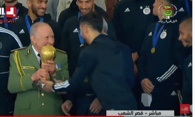 بالفيديو.. يوسف بلايلي يتجاهل عبد المجيد تبون ويمنح شرف رفع كأس العرب للرئيس الفعلي للجزائر السعيد شنقريحة 1 شنقريحة