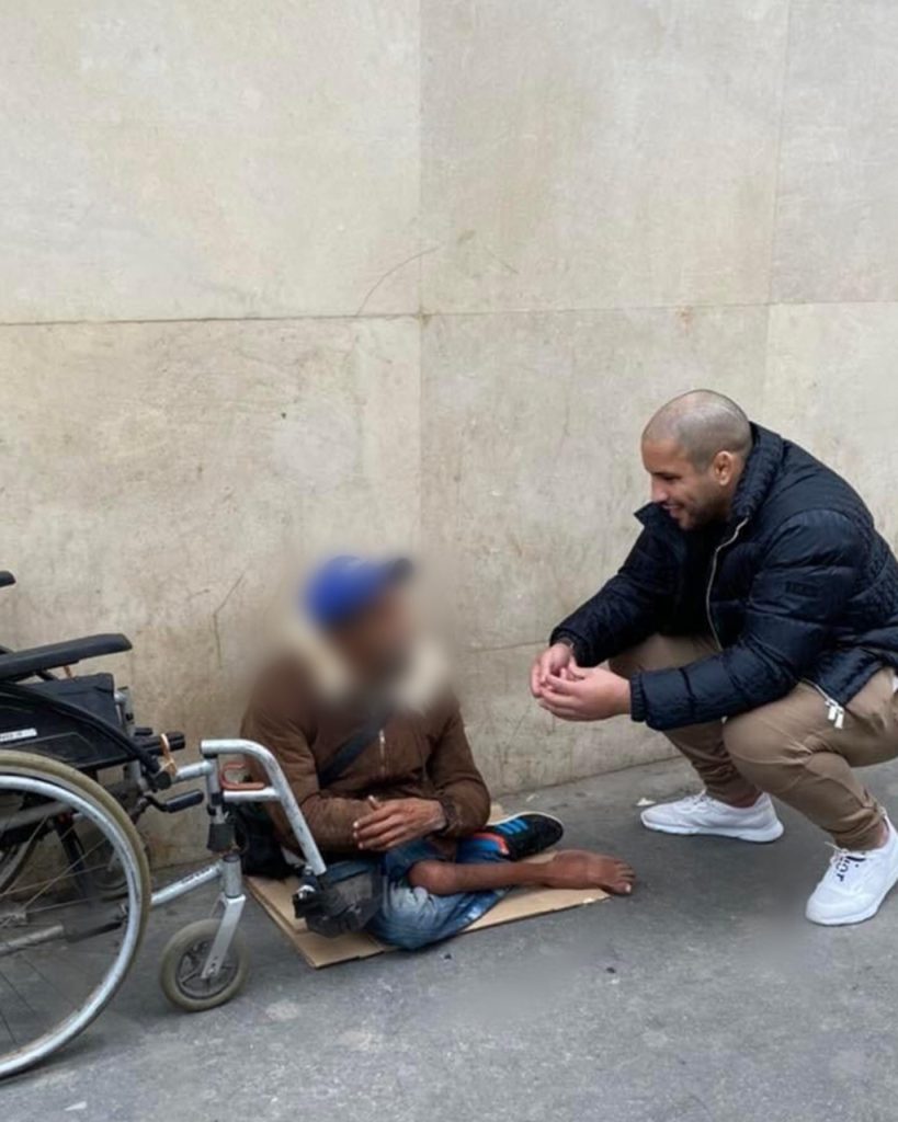أبو زعيتر يواصل تفننه في إظهار صدقاته على الفقراء والمساكين تحت شعار ”شوفوني اش كنصدق عليهم” أبو زعيتر يواصل تفننه في إظهار صدقاته على الفقراء والمساكين تحت شعار ”شوفوني اش كنصدق عليهم”