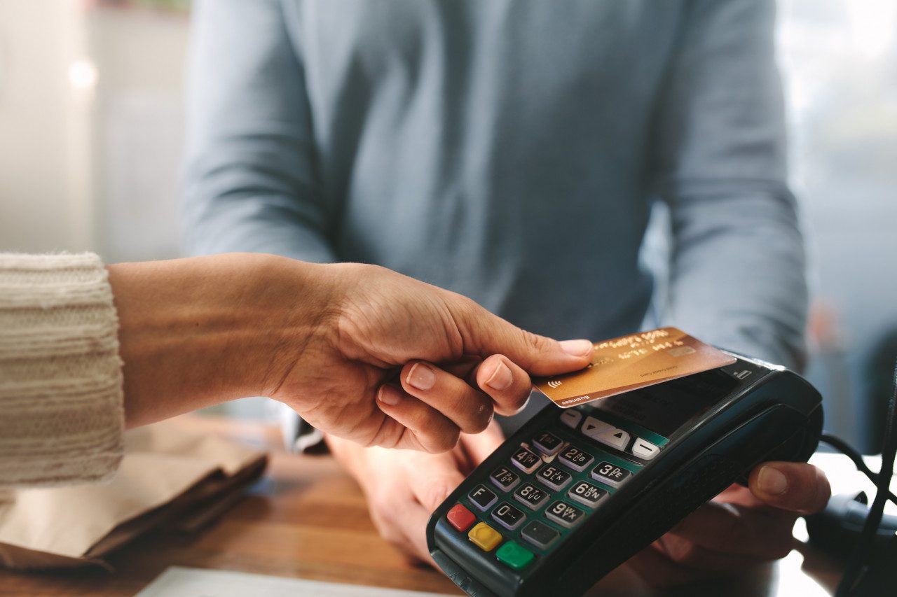الأداء بواسطة البطاقات البنكية