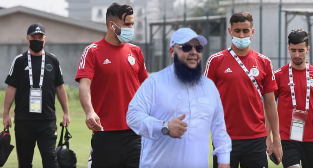 ''عقلية تصلح لكل شيء إلا للتفكير''.. الراقي مراد بوعكاز يصل للكاميرون لرقية لاعبي المنتخب الجزائري (فيديو) 1 الراقي مراد بوعكاز