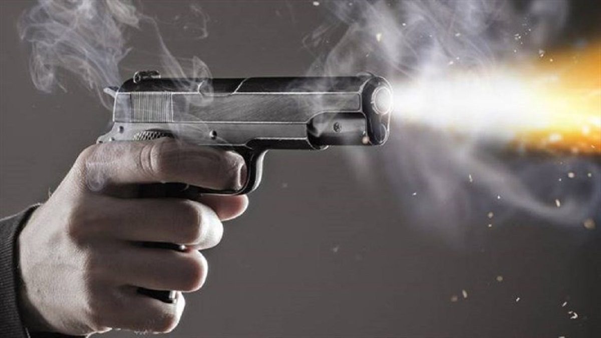 ضابط شرطة يضطر لاستعمال سلاحه الوظيفي لتوقيف شخص عرض المواطنين وعناصر الشرطة لاعتداء جدي بمدينة الخميسات 1 رصاص