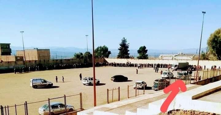 الزيت إكسير الحياة.. طوابير طويلة ولساعات تدفع الجزائري لترك عمله والتزاماته مقابل شراء قنينة (صورة/فيديو) الزيت إكسير الحياة.. طوابير طويلة ولساعات تدفع الجزائري لترك عمله والتزاماته مقابل شراء قنينة (صورة/فيديو)