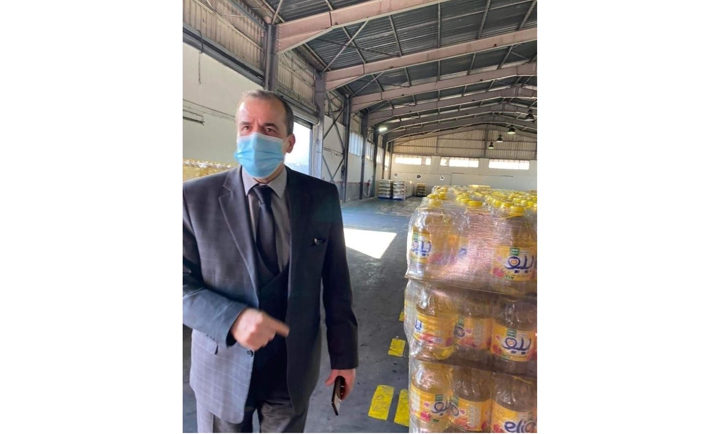 وزير التجارة الجزائري سعيد بالتقاط صورة ''سيلفي'' مع زيت المائدة بعد ندرتها في السوق الجزائرية 1 وزير التجارة الجزائري