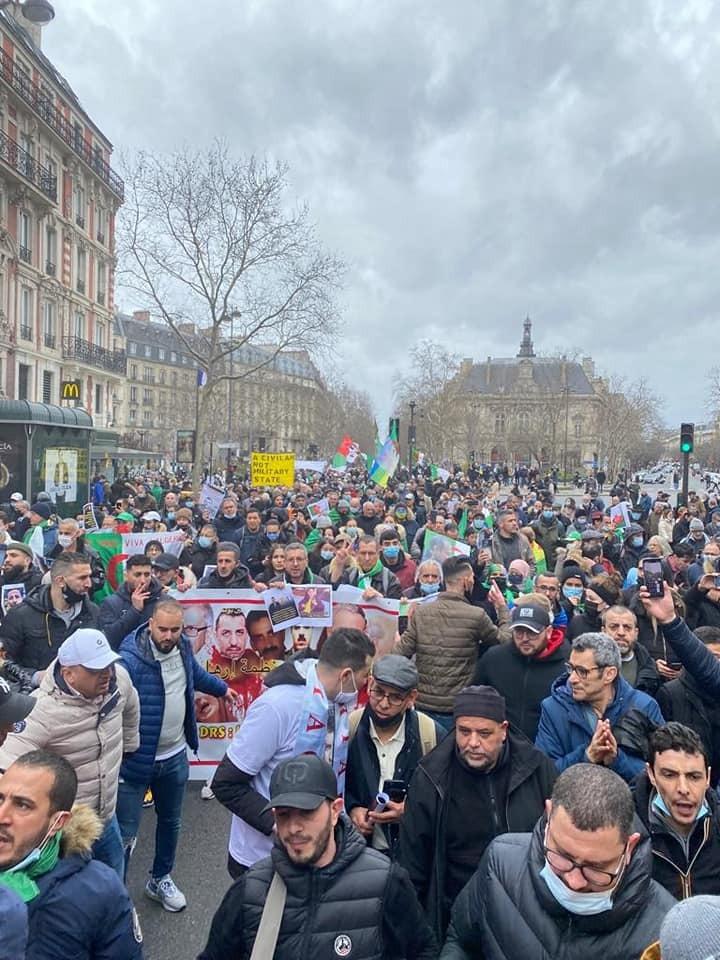 مظاهرة حاشدة للجالية الجزائرية في باريس والمتظاهرون يرفعون شعار “نعم للشعب لا للجيش” (صور) مظاهرة حاشدة للجالية الجزائرية في باريس والمتظاهرون يرفعون شعار “نعم للشعب لا للجيش” (صور)