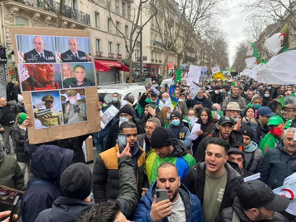 مظاهرة حاشدة للجالية الجزائرية في باريس والمتظاهرون يرفعون شعار “نعم للشعب لا للجيش” (صور) مظاهرة حاشدة للجالية الجزائرية في باريس والمتظاهرون يرفعون شعار “نعم للشعب لا للجيش” (صور)
