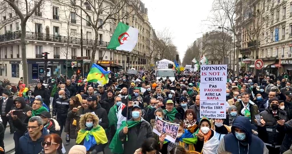 مظاهرة حاشدة للجالية الجزائرية في باريس والمتظاهرون يرفعون شعار “نعم للشعب لا للجيش” (صور) مظاهرة حاشدة للجالية الجزائرية في باريس والمتظاهرون يرفعون شعار “نعم للشعب لا للجيش” (صور)