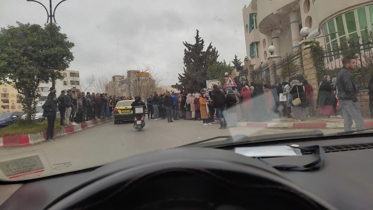 تقدم ملموس.. بعد الحليب والزيت، تبون يدعوا عاطلي الجزائر للتدافع مقابل الحصول على 100 يورو كمنحة عن البطالة (صور) تقدم ملموس.. بعد الحليب والزيت، تبون يدعوا عاطلي الجزائر للتدافع مقابل الحصول على 100 يورو كمنحة عن البطالة (صور)