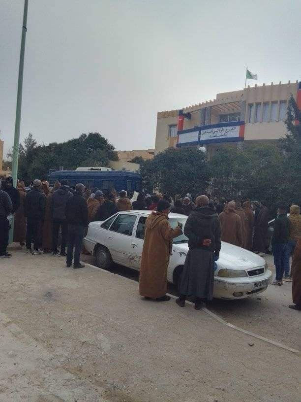 تقدم ملموس.. بعد الحليب والزيت، تبون يدعوا عاطلي الجزائر للتدافع مقابل الحصول على 100 يورو كمنحة عن البطالة (صور) تقدم ملموس.. بعد الحليب والزيت، تبون يدعوا عاطلي الجزائر للتدافع مقابل الحصول على 100 يورو كمنحة عن البطالة (صور)