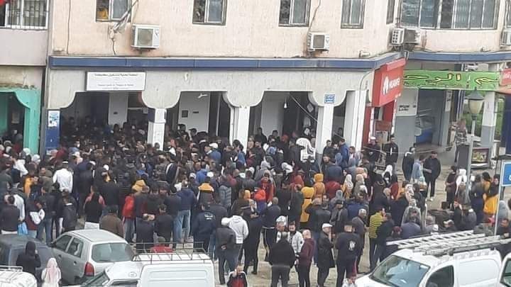 تقدم ملموس.. بعد الحليب والزيت، تبون يدعوا عاطلي الجزائر للتدافع مقابل الحصول على 100 يورو كمنحة عن البطالة (صور) 1 البطالة 3