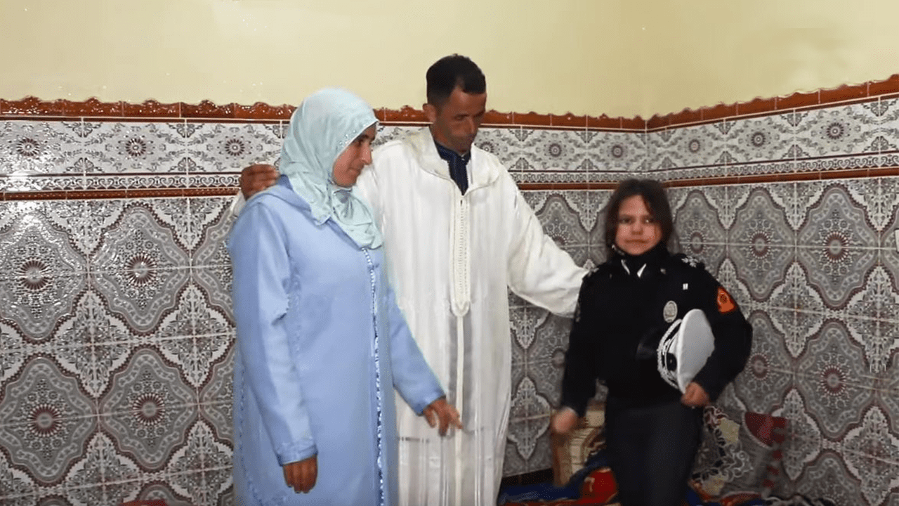 ''ريحانة'' أصغر ضابطة في المغرب تنتقل إلى شفشاون لتقديم التعازي لأسرة ريان (فيديو) 1 ريحانة