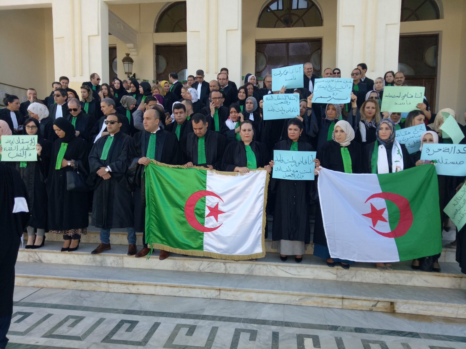 رفضا للقوانين المنظمة للمهنة.. قضاة الجزائر يخرجون للاحتجاج الأسبوع المقبل 1 قضاة الجزائر scaled
