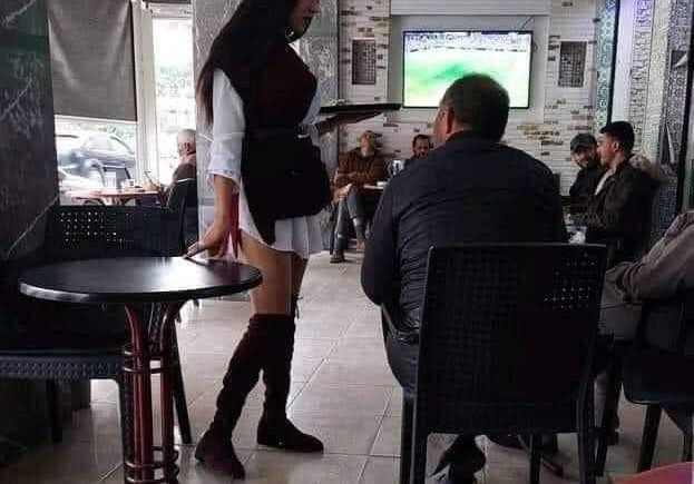 عري وإغراء وأشياء أخرى.. هكذا أصبح أرباب المقاهي بالمغرب يحرضون “النادلات” من أجل إغراء الزبناء بلباس خادش للحياء ( صور ) عري وإغراء وأشياء أخرى.. هكذا أصبح أرباب المقاهي بالمغرب يحرضون “النادلات” من أجل إغراء الزبناء بلباس خادش للحياء ( صور )