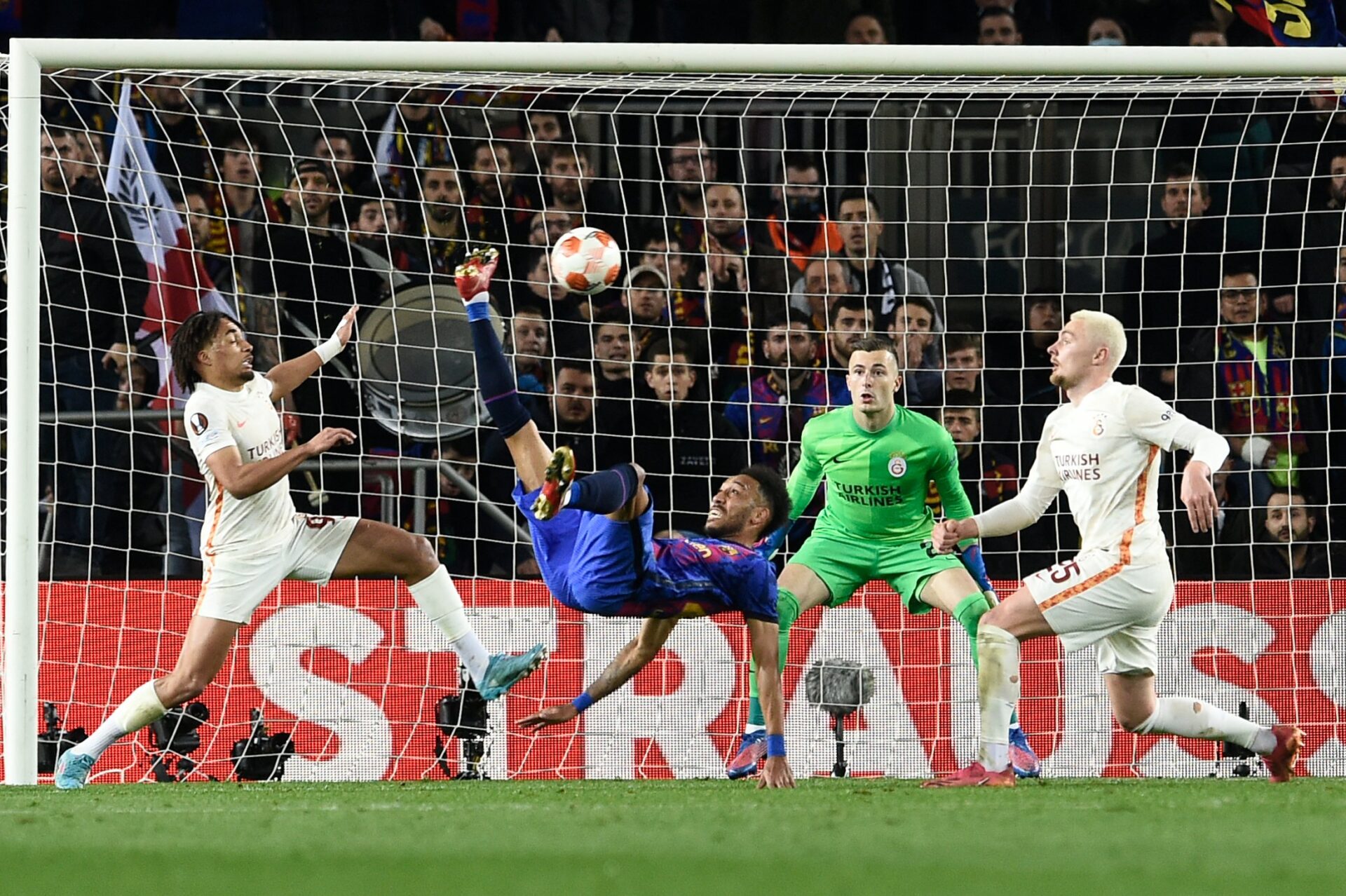 الدوري الأوروبي لكرة القدم (ذهاب دور الـ16) ..برشلونة يكتفي بالتعادل السلبي أمام ضيفه غلطة سراي التركي 1 FNhPwghXEAUcnpy