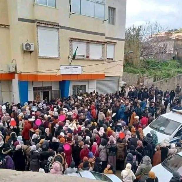 فوضى عارمة/ازدحام ومشاحنات/حالات إغماء.. يوميات العاطلين بالجزائر للاستفادة من منحة البطالة 1 chomage algerie 1