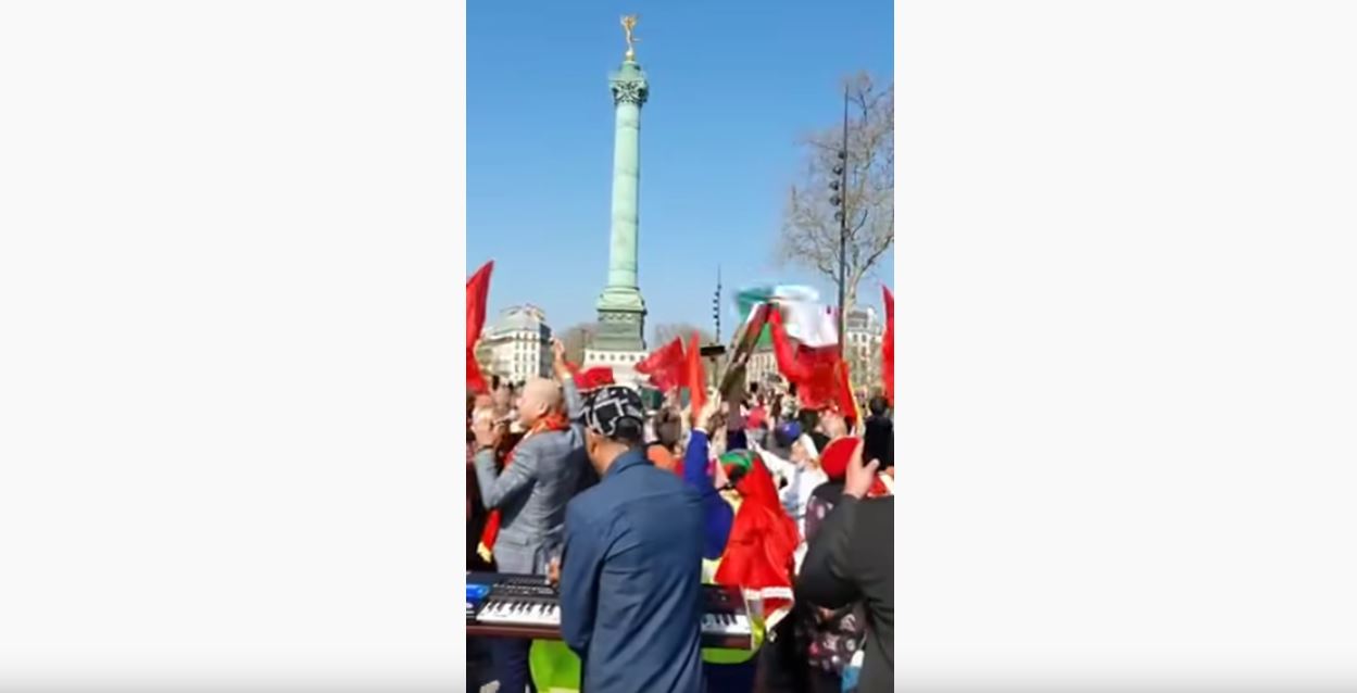بالفيديو.. إحتفالية كبيرة لجالية المغرب والجزائر في باريس بمناسبة الإعلان الإسباني بدعم الحكم الذاتي ومغربية الصحراء 1 احتفالات المغرب والجزائر