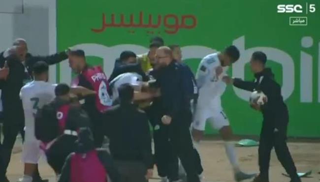 بالفيديو.. ملعب مصطفى تشاكر المتهالك تتعرض كراسيه للتكسير بعد غضب كبير من الجزائريين الذين لم يستحملوا مرارة الخسارة القاتلة 1 الجزائر 1