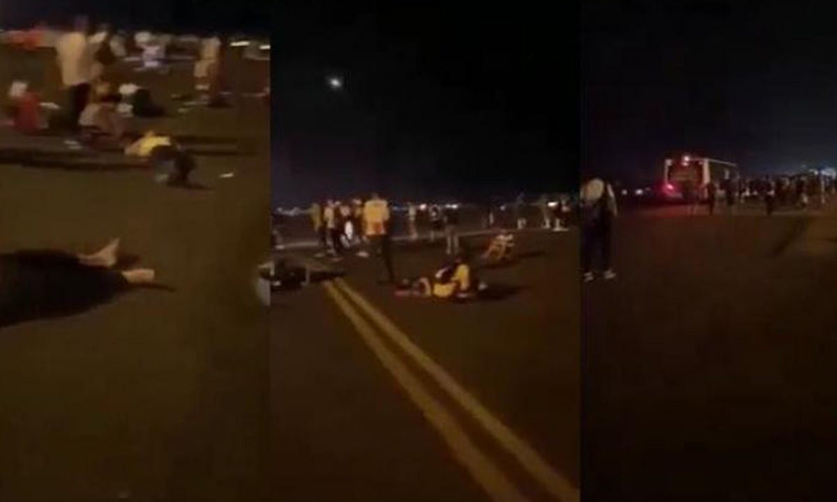 بالفيديو.. الجماهير الجزائرية تنام فوق الطريق وسط المطار بعدما تخلى عنها الرئيس تبون لإعادتها من الكاميرون 1 الجماهير الجزائرية