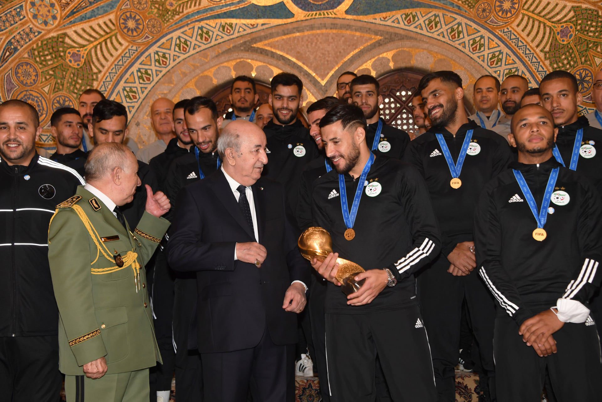 نظام الجنرالات مع المنتخب الجزائري في السراء فقط ولا يعنيه في الضراء ! 1 المنتخب الجزائري