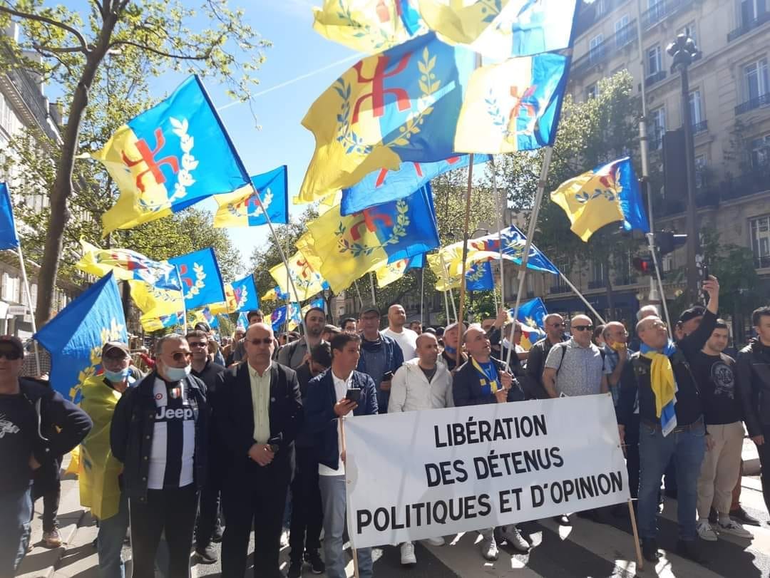 بمناسبة الذكرى الـ42 للربيع الأمازيغي.. قبايليو فرنسا يجددون مطلبهم بالاستقلال عن الجزائر (صور/فيديوهات) بمناسبة الذكرى الـ42 للربيع الأمازيغي.. قبايليو فرنسا يجددون مطلبهم بالاستقلال عن الجزائر (صور/فيديوهات)