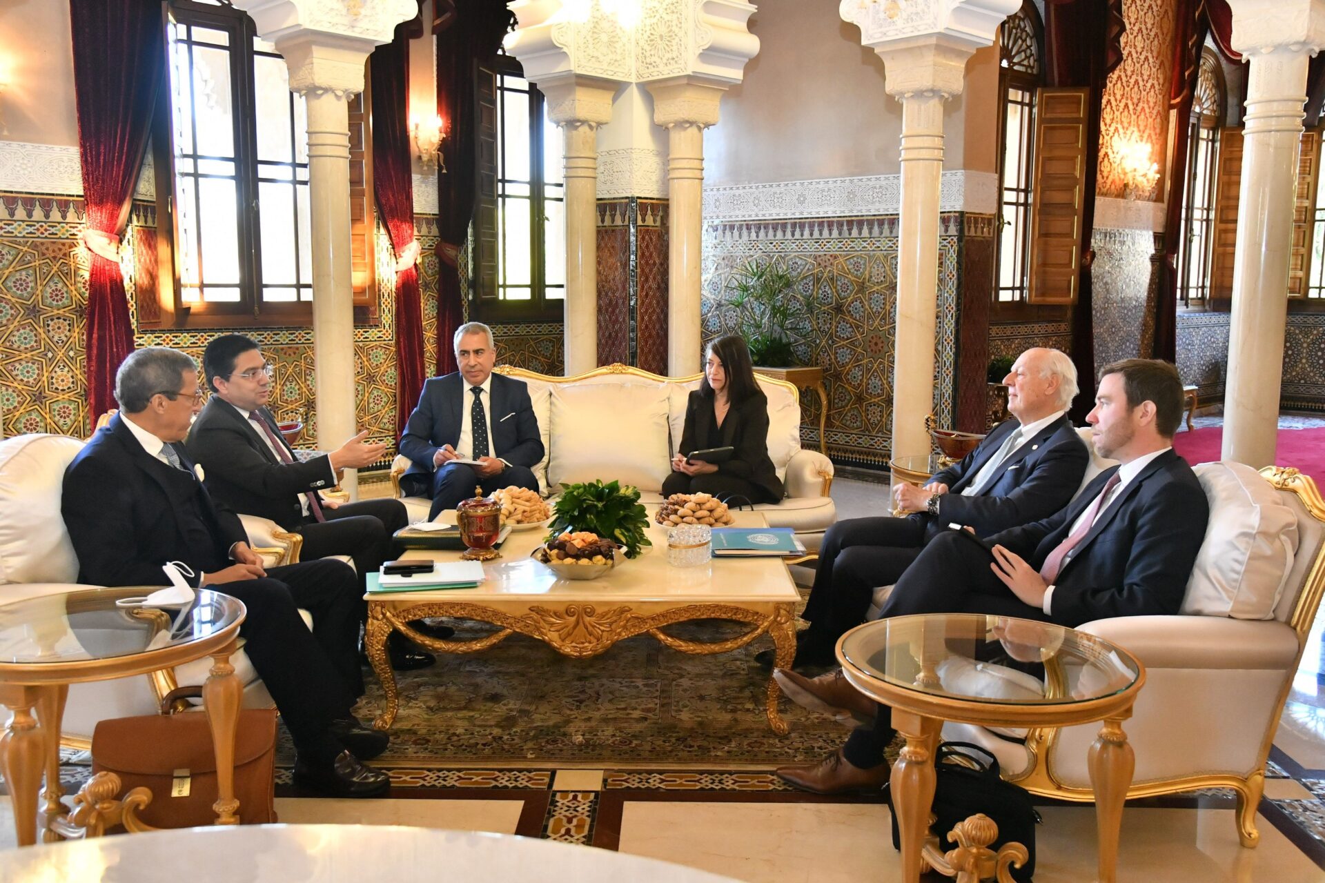 دي ميستورا يقود جولة جديدة لمحاولة الدفع بالعملية السياسية إلى الأمام ومن أجل إيجاد حل توافقي لنزاع الصحراء المغربية 1 ستيفان دي ميستورا وناصر بوريطة