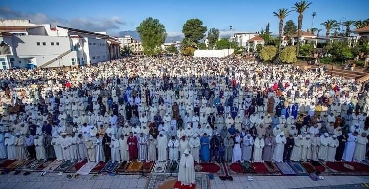 بالصور.. المغاربة يؤدون صلاة العيد وسط أجواء روحانية مهِيبة سادها تبادل للتهاني والتبريكات بالصور.. المغاربة يؤدون صلاة العيد وسط أجواء روحانية مهِيبة سادها تبادل للتهاني والتبريكات
