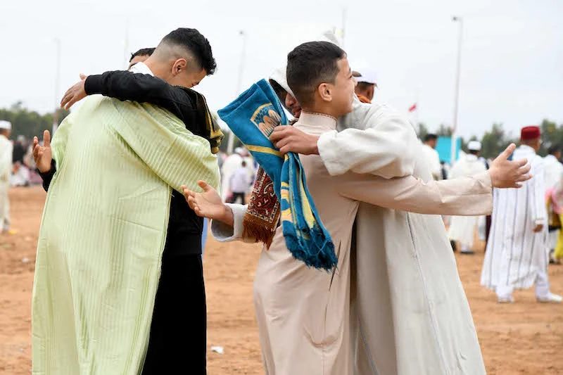 بالصور.. المغاربة يؤدون صلاة العيد وسط أجواء روحانية مهِيبة سادها تبادل للتهاني والتبريكات بالصور.. المغاربة يؤدون صلاة العيد وسط أجواء روحانية مهِيبة سادها تبادل للتهاني والتبريكات