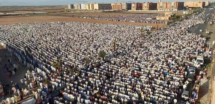 بالصور.. المغاربة يؤدون صلاة العيد وسط أجواء روحانية مهِيبة سادها تبادل للتهاني والتبريكات بالصور.. المغاربة يؤدون صلاة العيد وسط أجواء روحانية مهِيبة سادها تبادل للتهاني والتبريكات
