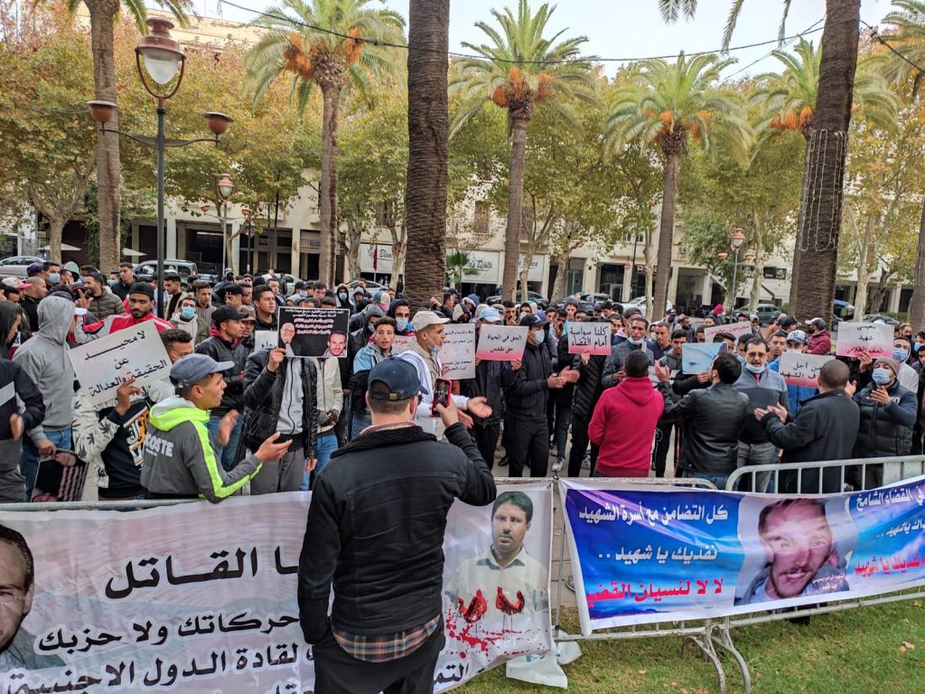 بفاس.. مئات من المحتجين يستقبلون عبد العالي حامي الدين أمام محكمة الاستئناف بشعار : “حامي الدين إرهابي” 1 عبد العالي حامي الدين