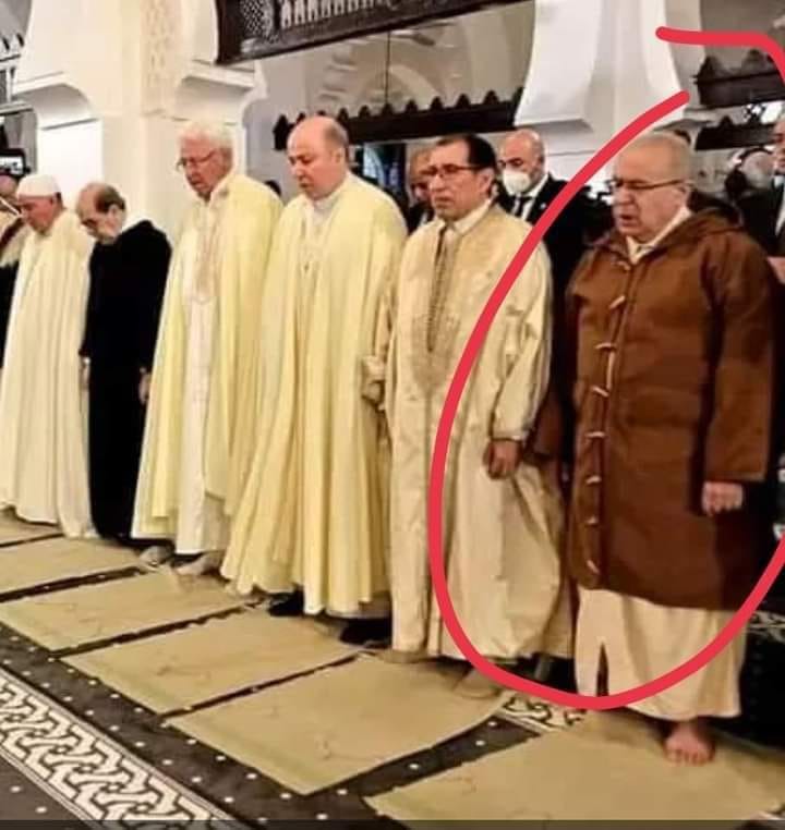 لباس رمطان لعمامرة في صلاة عيد الفطر يثير موجة سخرية عارمة (صورة) لباس رمطان لعمامرة في صلاة عيد الفطر يثير موجة سخرية عارمة (صورة)