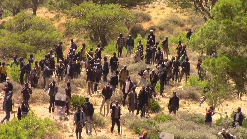 سكاكين وهراوات وآلات حادة ومواجهات عنيفة مع القوات العمومية.. هكذا اقتحم المهاجرون السريون سياج مليلية (صور+فيديوهات) سكاكين وهراوات وآلات حادة ومواجهات عنيفة مع القوات العمومية.. هكذا اقتحم المهاجرون السريون سياج مليلية (صور+فيديوهات)