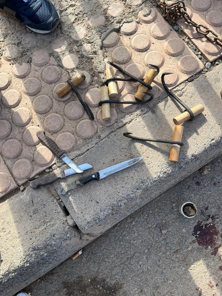 سكاكين وهراوات وآلات حادة ومواجهات عنيفة مع القوات العمومية.. هكذا اقتحم المهاجرون السريون سياج مليلية (صور+فيديوهات) سكاكين وهراوات وآلات حادة ومواجهات عنيفة مع القوات العمومية.. هكذا اقتحم المهاجرون السريون سياج مليلية (صور+فيديوهات)
