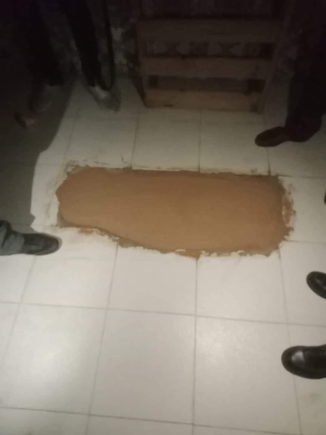 بسبب الصراع من أجل الإرث.. شقيقان يقدمان على الإجهاز على شقيقهما الثالث ودفن جثته وسط منزل بمراكش (صور) بسبب الصراع من أجل الإرث.. شقيقان يقدمان على الإجهاز على شقيقهما الثالث ودفن جثته وسط منزل بمراكش (صور)