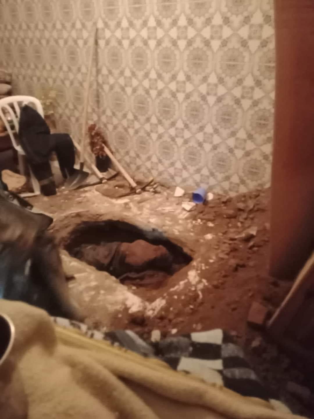 بسبب الصراع من أجل الإرث.. شقيقان يقدمان على الإجهاز على شقيقهما الثالث ودفن جثته وسط منزل بمراكش (صور) بسبب الصراع من أجل الإرث.. شقيقان يقدمان على الإجهاز على شقيقهما الثالث ودفن جثته وسط منزل بمراكش (صور)