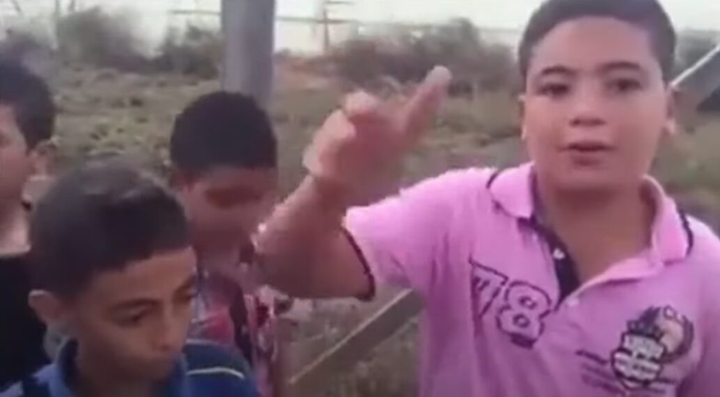 فيديو | أطفال الجزائر يصرخون في وجه نظام الكابرانات: "الرايس والوزراء كلاو الدراهم" 1 الجزائر 1