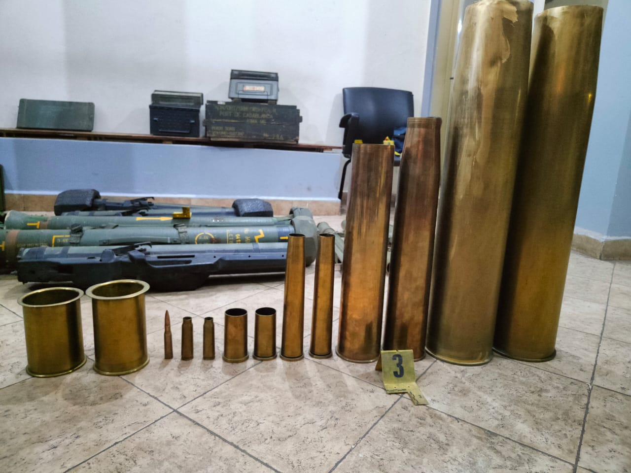 كان يرتدي الزي العسكري لوالده المتوفى.. أمن مراكش يوقف شخصا تظهر عليه علامات الخلل العقلي وتضبط بحوزته لوازم عسكرية مستعملة (صور) كان يرتدي الزي العسكري لوالده المتوفى.. أمن مراكش يوقف شخصا تظهر عليه علامات الخلل العقلي وتضبط بحوزته لوازم عسكرية مستعملة (صور)