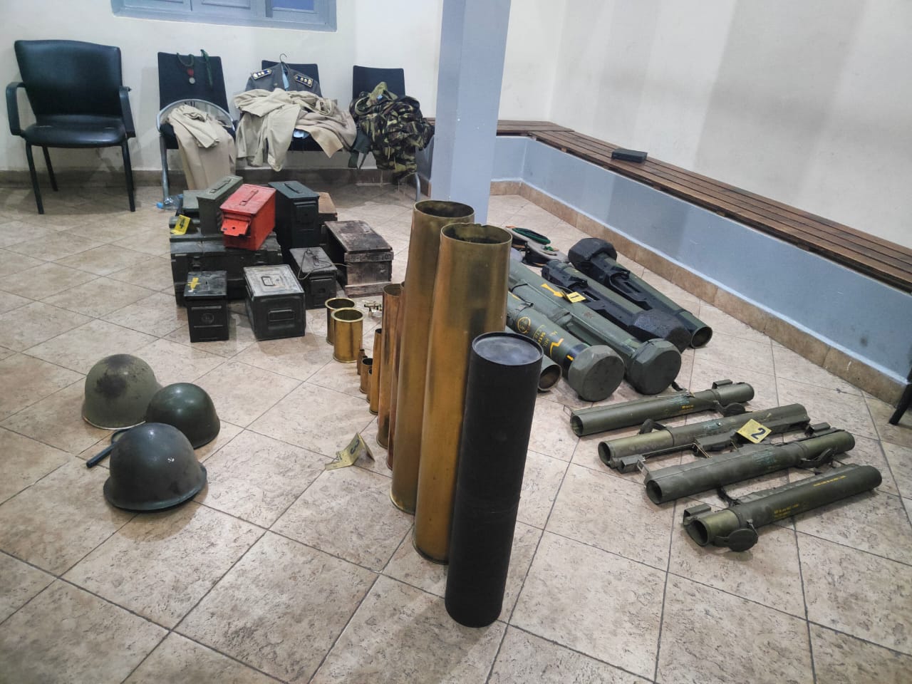 كان يرتدي الزي العسكري لوالده المتوفى.. أمن مراكش يوقف شخصا تظهر عليه علامات الخلل العقلي وتضبط بحوزته لوازم عسكرية مستعملة (صور) كان يرتدي الزي العسكري لوالده المتوفى.. أمن مراكش يوقف شخصا تظهر عليه علامات الخلل العقلي وتضبط بحوزته لوازم عسكرية مستعملة (صور)