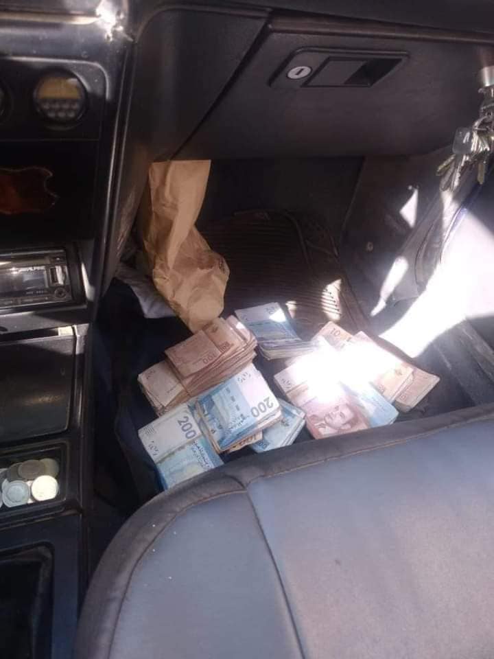 بالصور.. سائق طاكسي بمدينة خريبكة يُعيد لزبون حقيبة بها 15 مليون سنتيم بالصور.. سائق طاكسي بمدينة خريبكة يُعيد لزبون حقيبة بها 15 مليون سنتيم