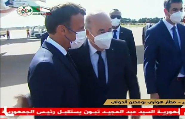 تبون يثير موجة سخرية عارمة بسبب أخطاء بروتوكولية فادحة خلال استقباله للرئيس ماكرون (صور) تبون يثير موجة سخرية عارمة بسبب أخطاء بروتوكولية فادحة خلال استقباله للرئيس ماكرون (صور)