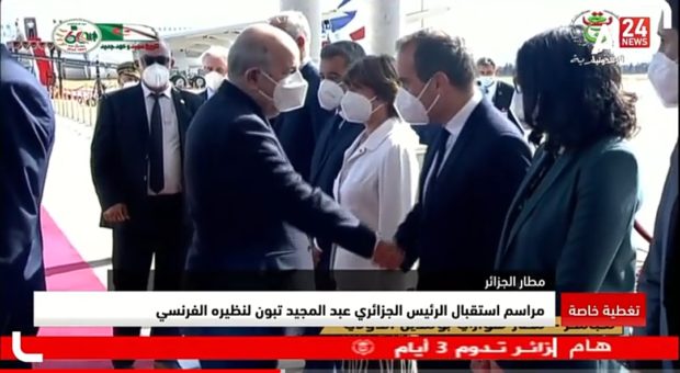 تبون يثير موجة سخرية عارمة بسبب أخطاء بروتوكولية فادحة خلال استقباله للرئيس ماكرون (صور) تبون يثير موجة سخرية عارمة بسبب أخطاء بروتوكولية فادحة خلال استقباله للرئيس ماكرون (صور)