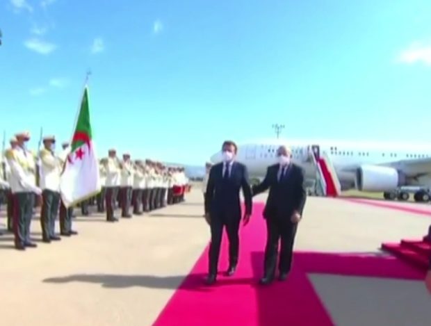 تبون يثير موجة سخرية عارمة بسبب أخطاء بروتوكولية فادحة خلال استقباله للرئيس ماكرون (صور) تبون يثير موجة سخرية عارمة بسبب أخطاء بروتوكولية فادحة خلال استقباله للرئيس ماكرون (صور)