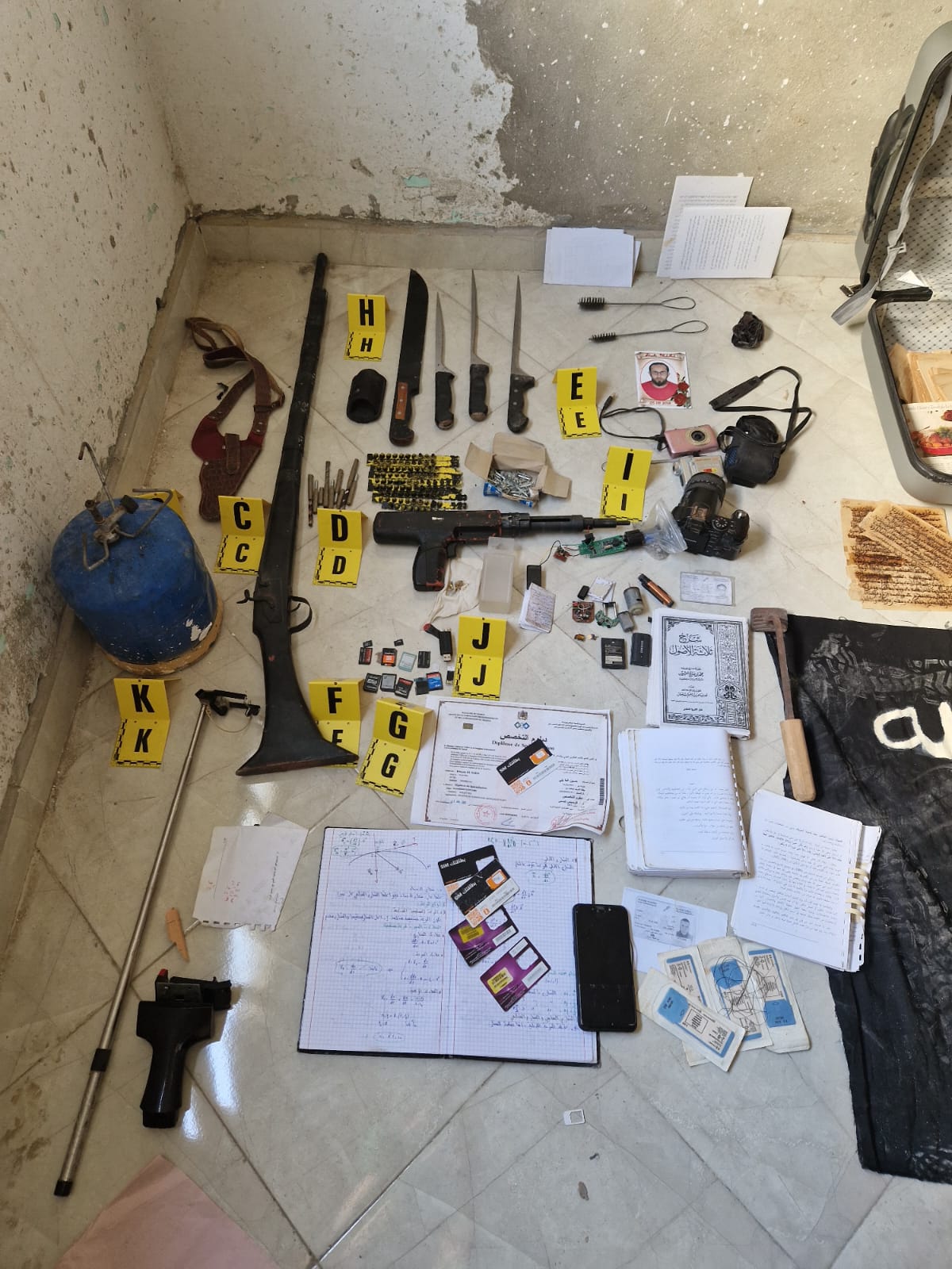 استنفار أمني بطنجة.. “الديستي” و “البسيج” يطيحان بعنصر موالي لتنظيم داعش الإرهابي بأحد أوراش البناء (صور)