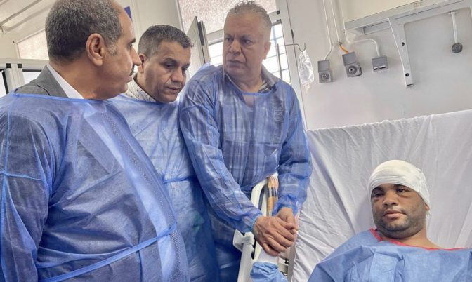 في لفتة إنسانية لقيت استحسان الجمهور… الكوميدي المغربي محمد الخياري يزور شرطيا تعرض لحادث سير في لفتة إنسانية لقيت استحسان الجمهور… الكوميدي المغربي محمد الخياري يزور شرطيا تعرض لحادث سير